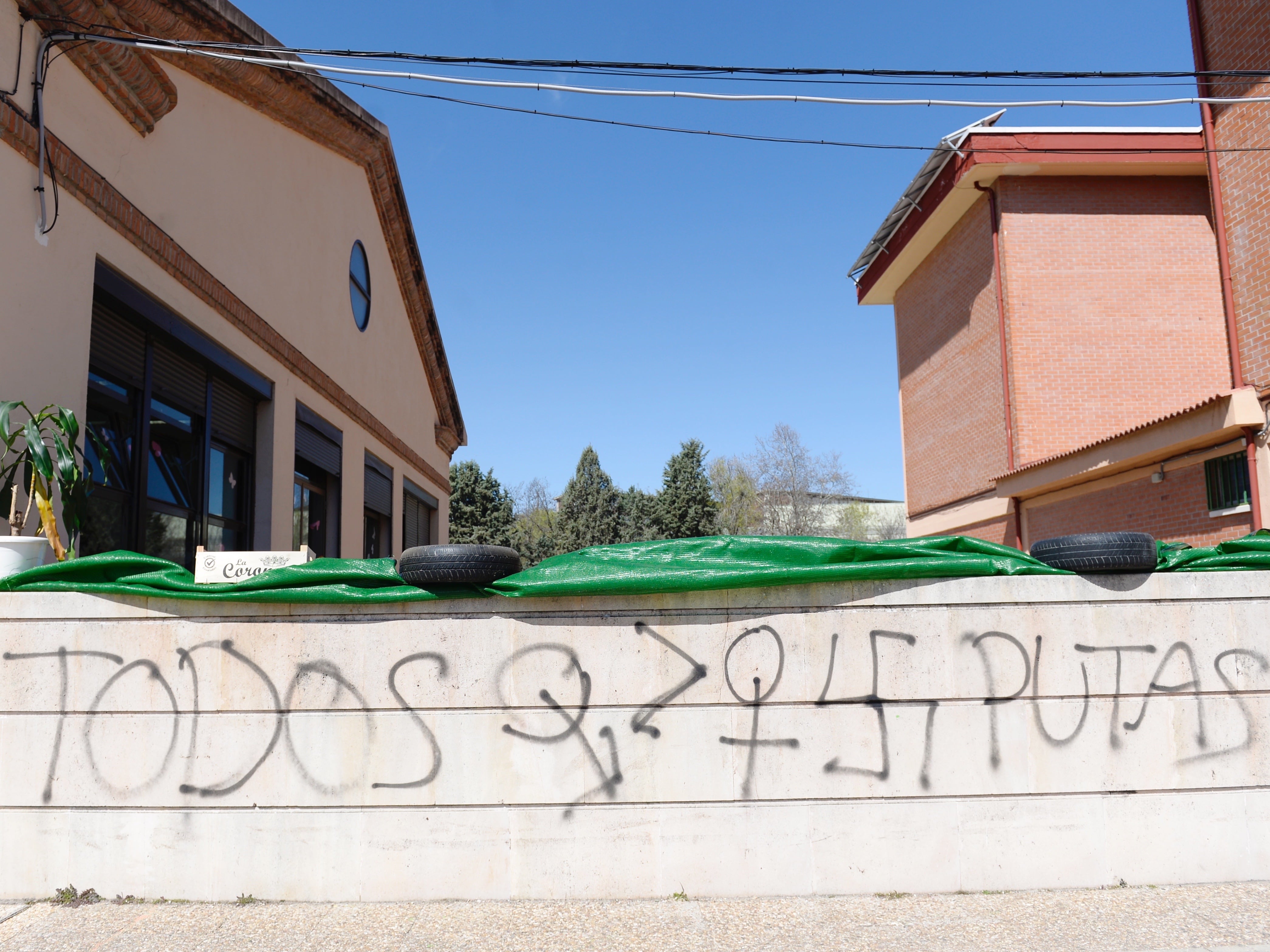 GRAF3064. VALLADOLID, 04/04/2022.- Vista de las &quot;pintadas de odio y mal gusto&quot; que han aparecido en el exterior del colegio público Teresa Íñigo de Toro, en Valladolid, que ha amanecido con varias esvásticas, mensajes machistas y contrarios al lenguaje inclusivo. EFE/ Nacho Gallego
