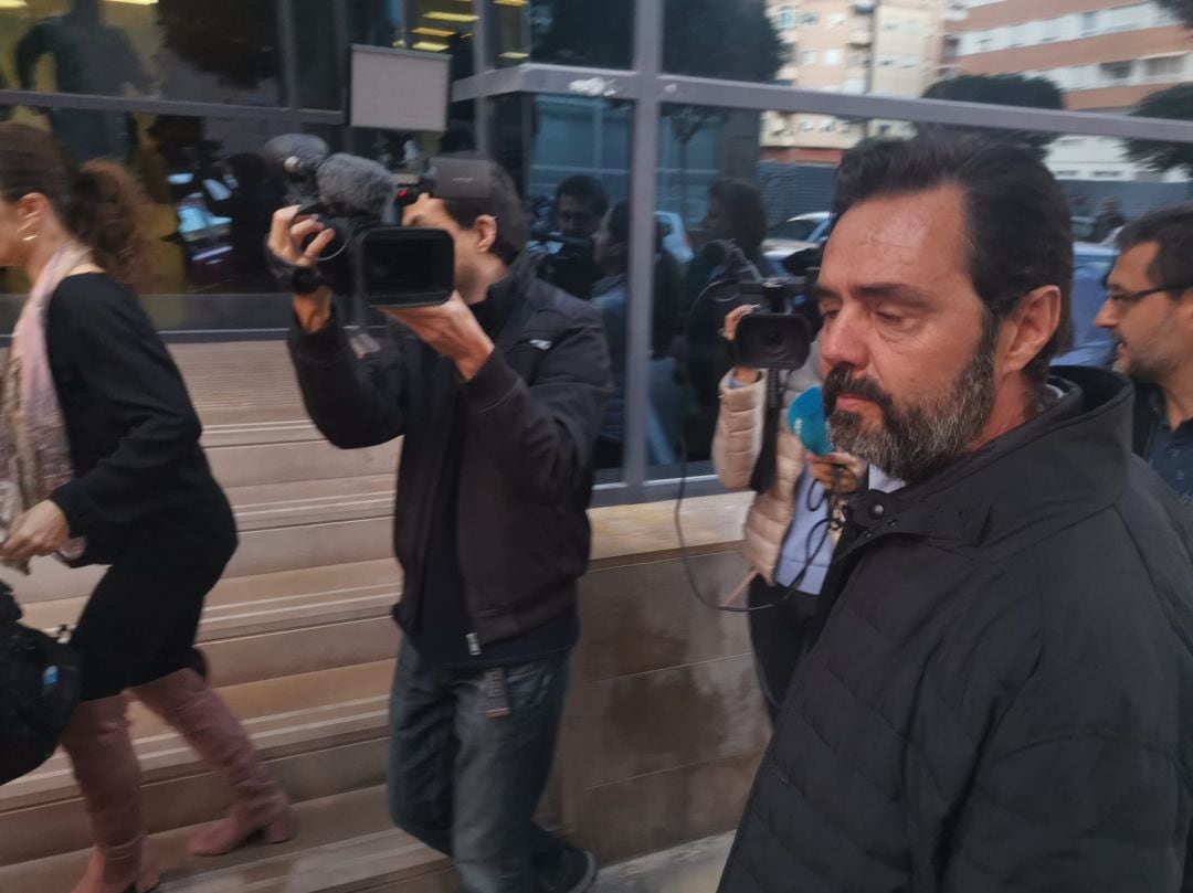 Miguel López, visiblemente emocionado tras ser declarado inocente por el asesinato de la viuda del expresidente de la CAM