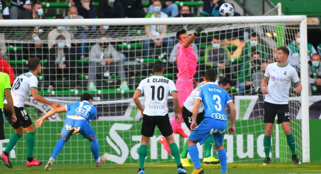 Iván Crespo sale de puños en una acción del partido