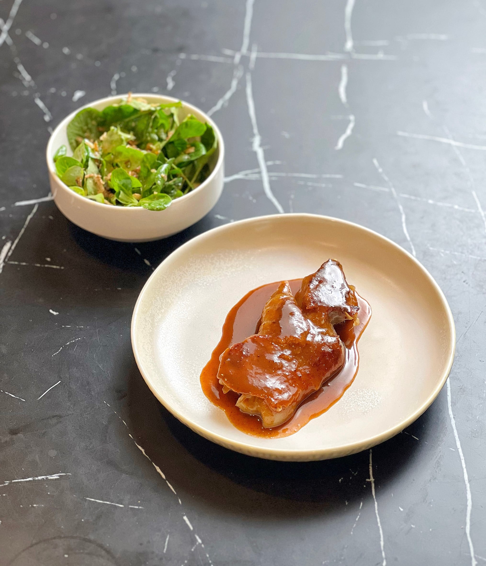 Manita de cerdo semideshuesada con salsa de callos y ensalada (El Lince).