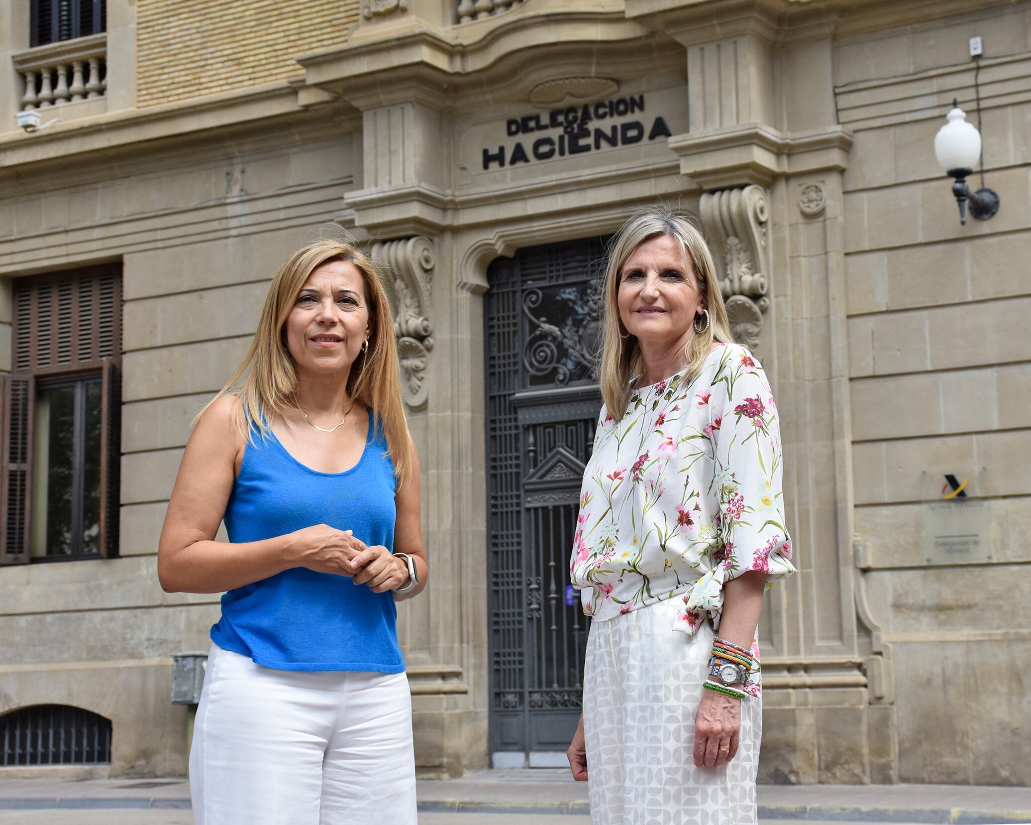 Ana Alós y Melania Mur ante la Delegación de Hacienda.