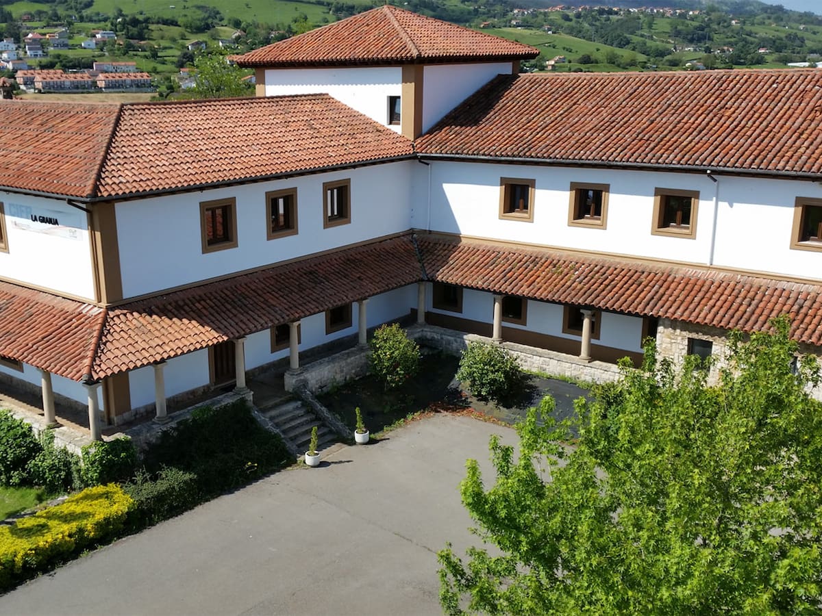 Un equipo psicosocial de Cruz Roja atiende a compañeros y profesores de las víctimas de El Bocal