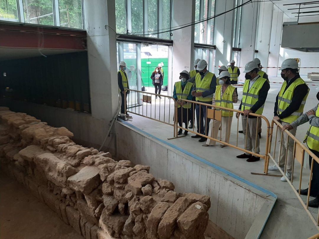 Carmen Calvo y el resto de autoridades visitan las obras de la Biblioteca del Estado.