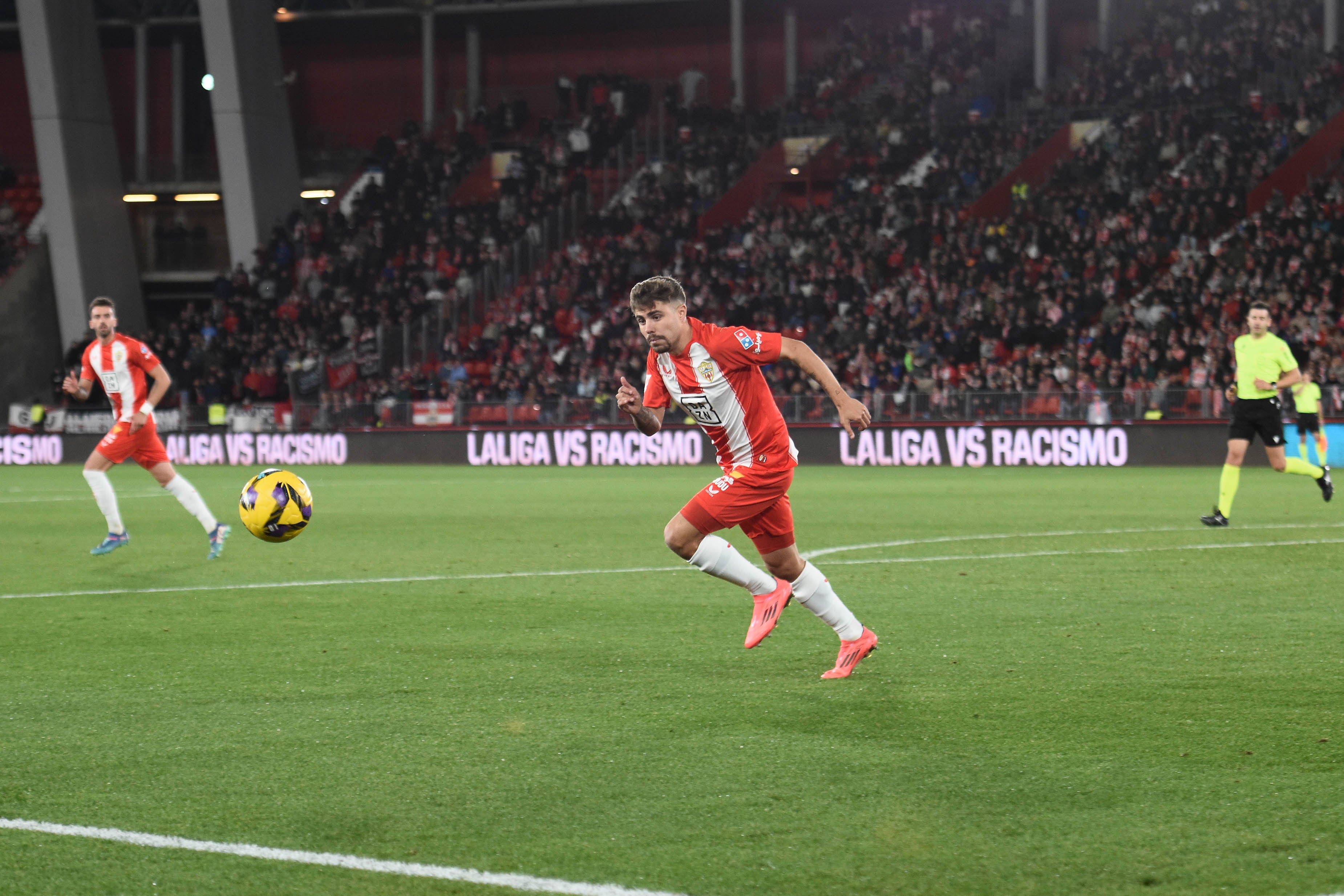 La grada del Estadio de los Juegos Mediterráneos siempre ha tenido un cariño especial para un futbolista muy profesional en todos los sentidos.