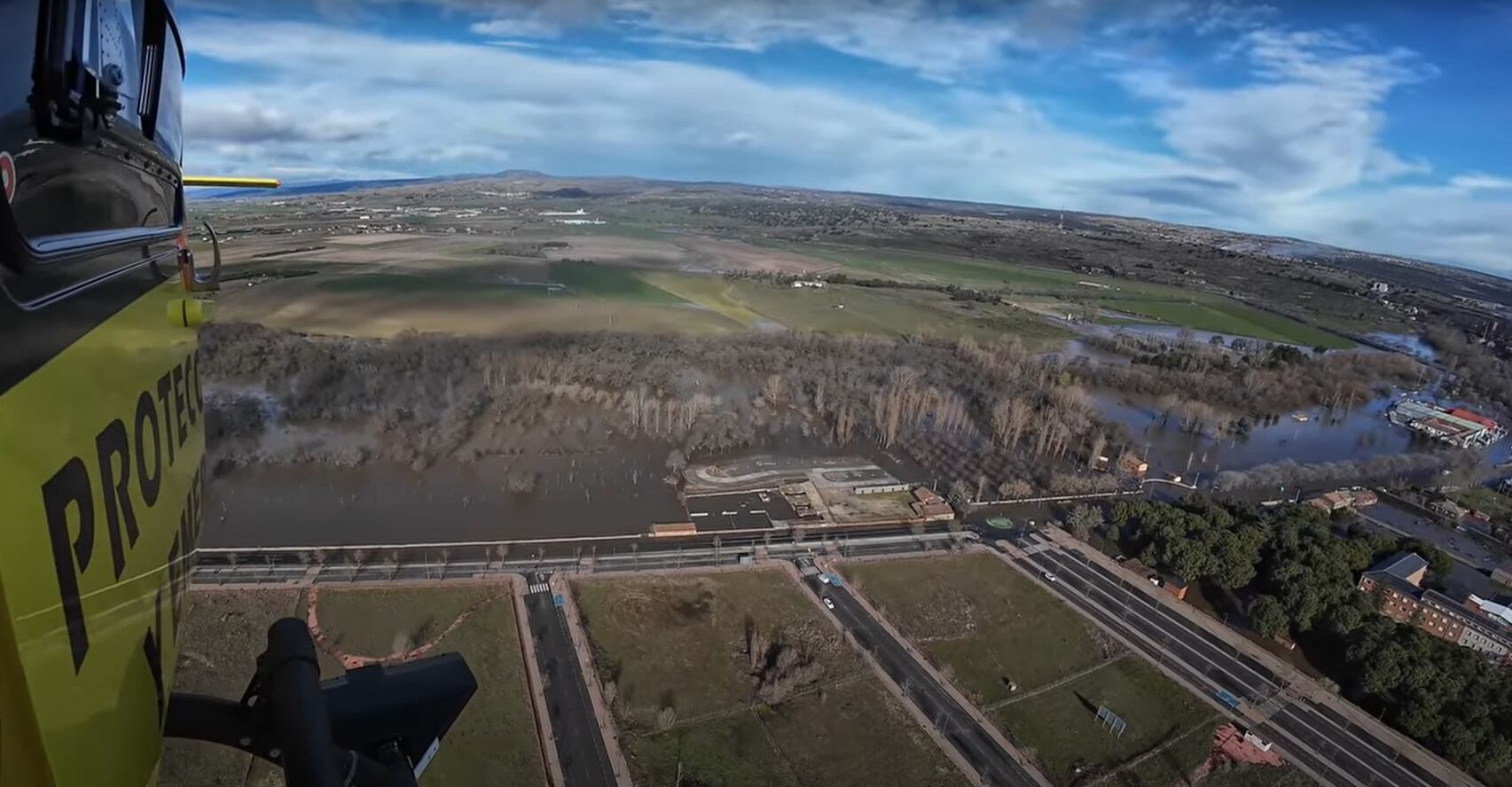 Vuelo de reconocimiento del helicóptero de Protección Civil para ver el alcande de las inundaciones en la ciudad