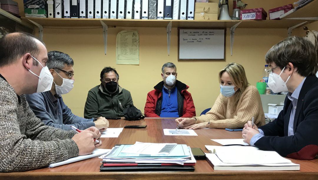 Marta Fernández Tapias con los vecinos de Teis