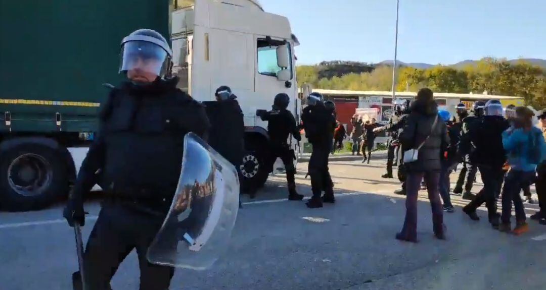 Un camión se salta el control policial en La Jonquera