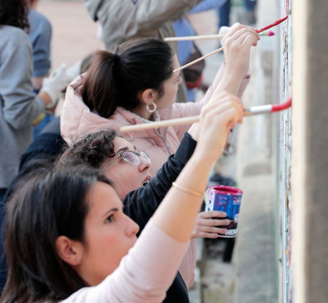 Profesorado y alumnado del máster en Secundaria de la Universitat de València recuerdan a la joven asesinada en El Campillo (Huelva) Laura Luelmo con una serie de actividades en el edificio donde cursó sus estudios de postgrado