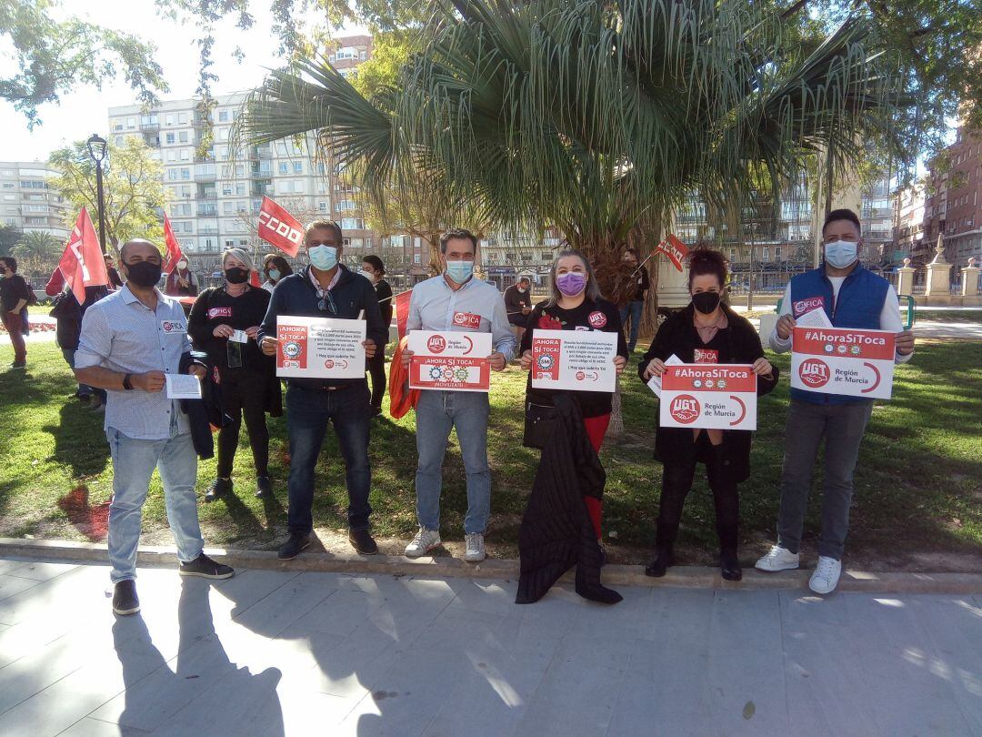 Concentración de UGT y CCOO frente a la Delegación del Gobierno en Murcia