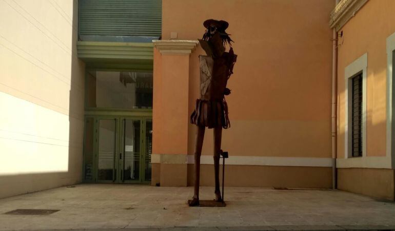 La estatua de Don Quijote sin brazos ni lanza