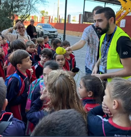 Visita de pequeños escolares al mural que confecciona Jota López.