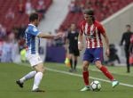 El lateral brasileño del Atlético de Madrid, Filipe Luís (d) pelea un balón con el centrocampista del Espanyol, Víctor Sánchez (i), en partido de la trigésima sexta jornada de liga en Primera División que se disputa esta tarde en el estadio Wanda Metropolitano. EFE/Ballesteros