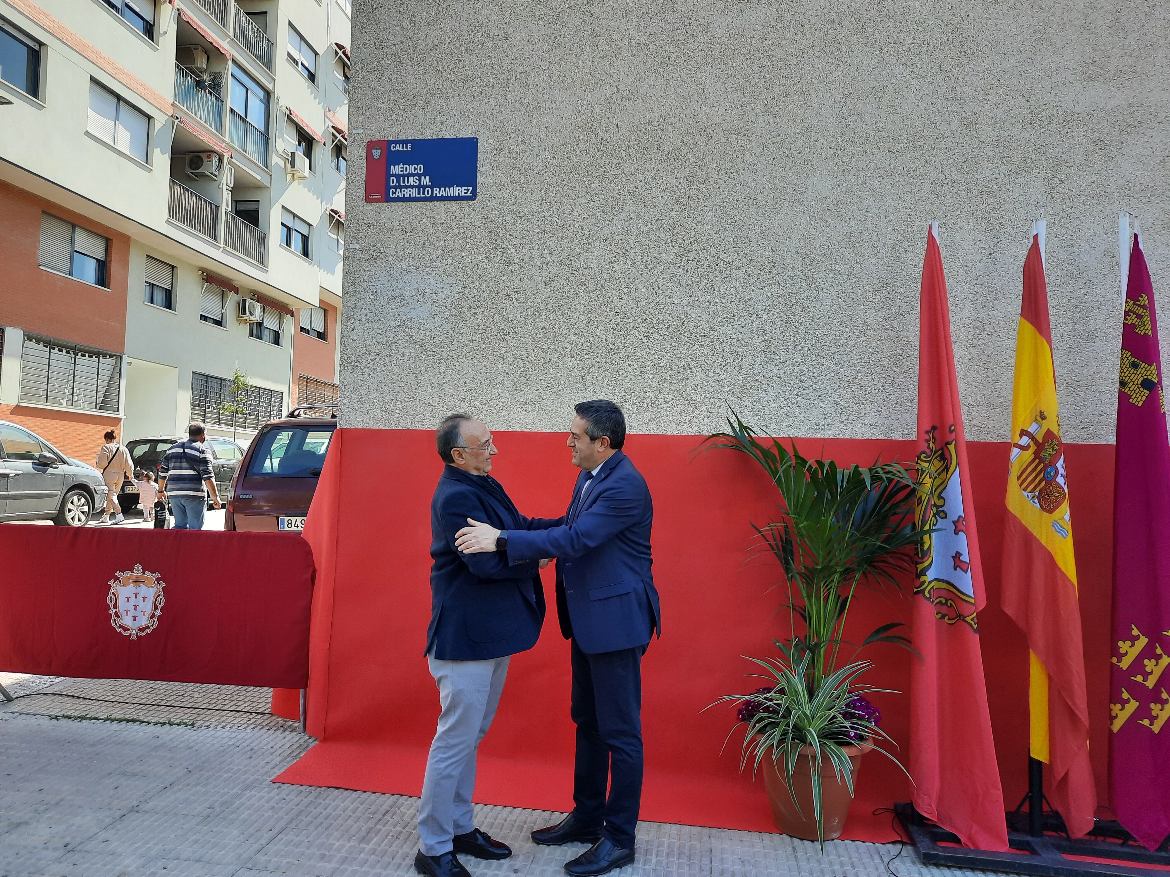 El Ayuntamiento ha dedicado una calle al doctor Luis Carrillo, que durante 35 años desarrolló su actividad profesional en el centro de salud Alcantarilla-Sangonera