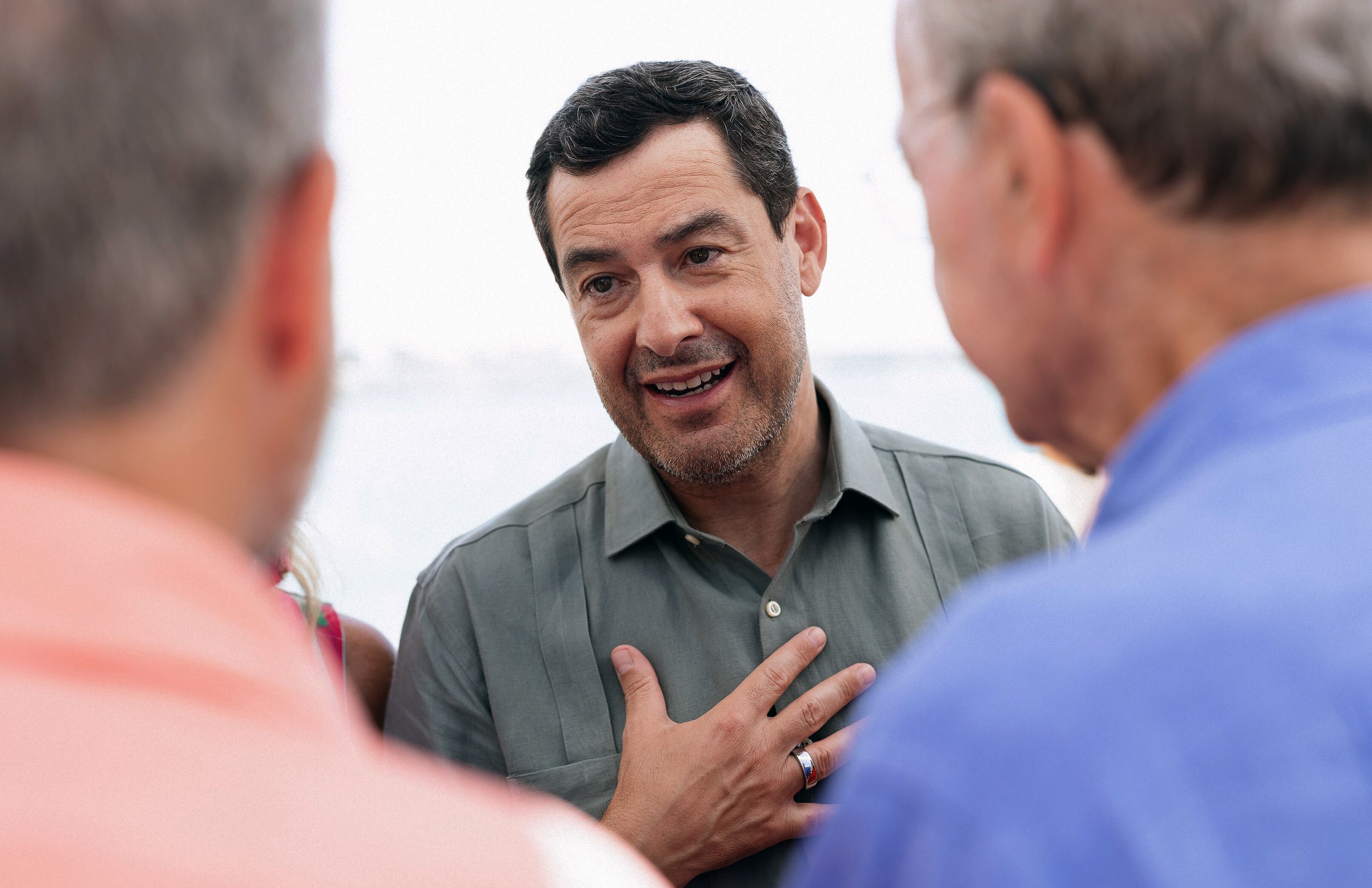 El presidente de la Junta de Andalucía, Juanma Moreno, ha denunciado que la condonación de la deuda del Fondo de Liquidez Autonómica (FLA) sólo busca "contentar a los independentistas catalanes" para garantizar "la supervivencia" en La Moncloa del presidente del Gobierno.