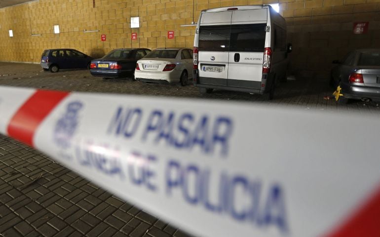 Al fondo de la imagen queda el hueco vacío entre dos coches donde se encontraba el vehículo en cuyo interior estaba el cuerpo de una mujer de 32 años y nacionalidad rumana asesinada anoche por su marido  EFE.Jose Manuel Vidal.