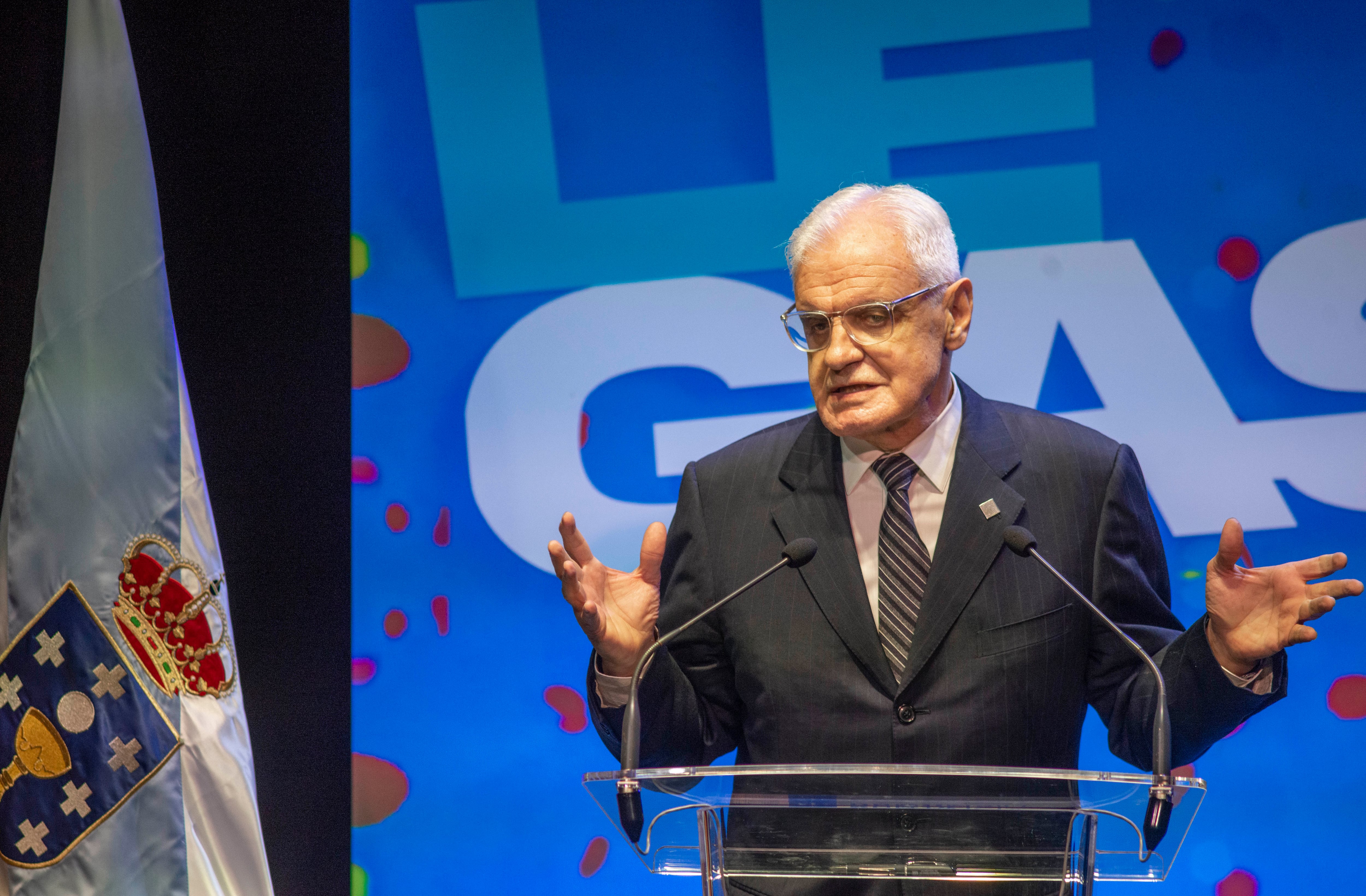 O BARCO DE VALDEORRAS (OURENSE), 17/05/2022.- El presidente de la Real Academia Galega RAG, Víctor F. Freixanes, interviene en el acto conmemorativo del Día das Letras Galegas 2022 celebrado estes martes en el Teatro Lauro Olmo de O Barco de Valdeorras. EFE/Brais Lorenzo