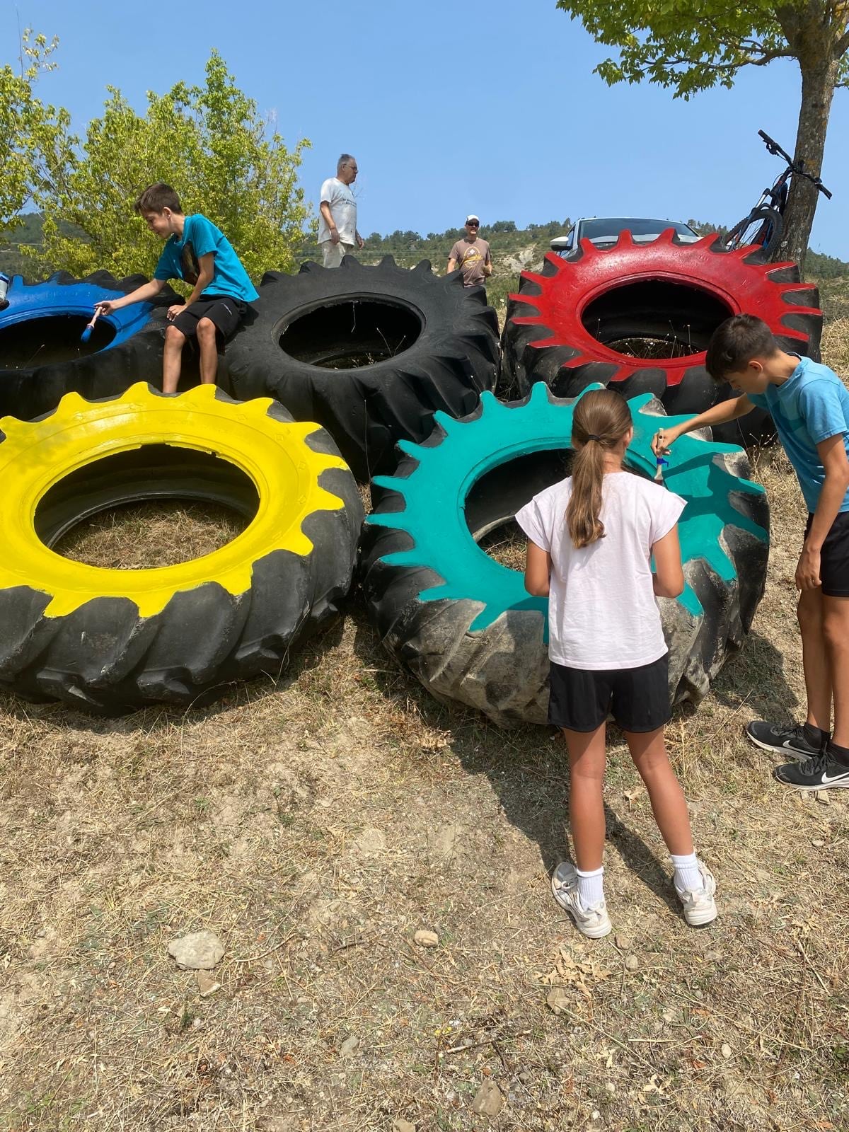 Con las ruedas viejas de los tractores de los agricultores, los jóvenes han decidido pintarlas como símbolo de anillos olímpicos