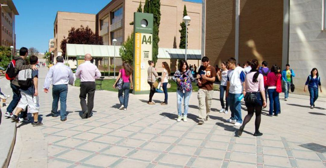 Alumnado de la Universidad de Jaén en el campus de Las Lagunillas.