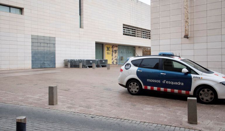 Unas vallas colocadas junto al Museo de Lleida. Los llamados Comités en Defensa de la República (CDR) han convocado una concentración a las 07:30 horas de mañana lunes a las puertas de dicho museo con el objetivo de protestar por el traslado de 44 obras a