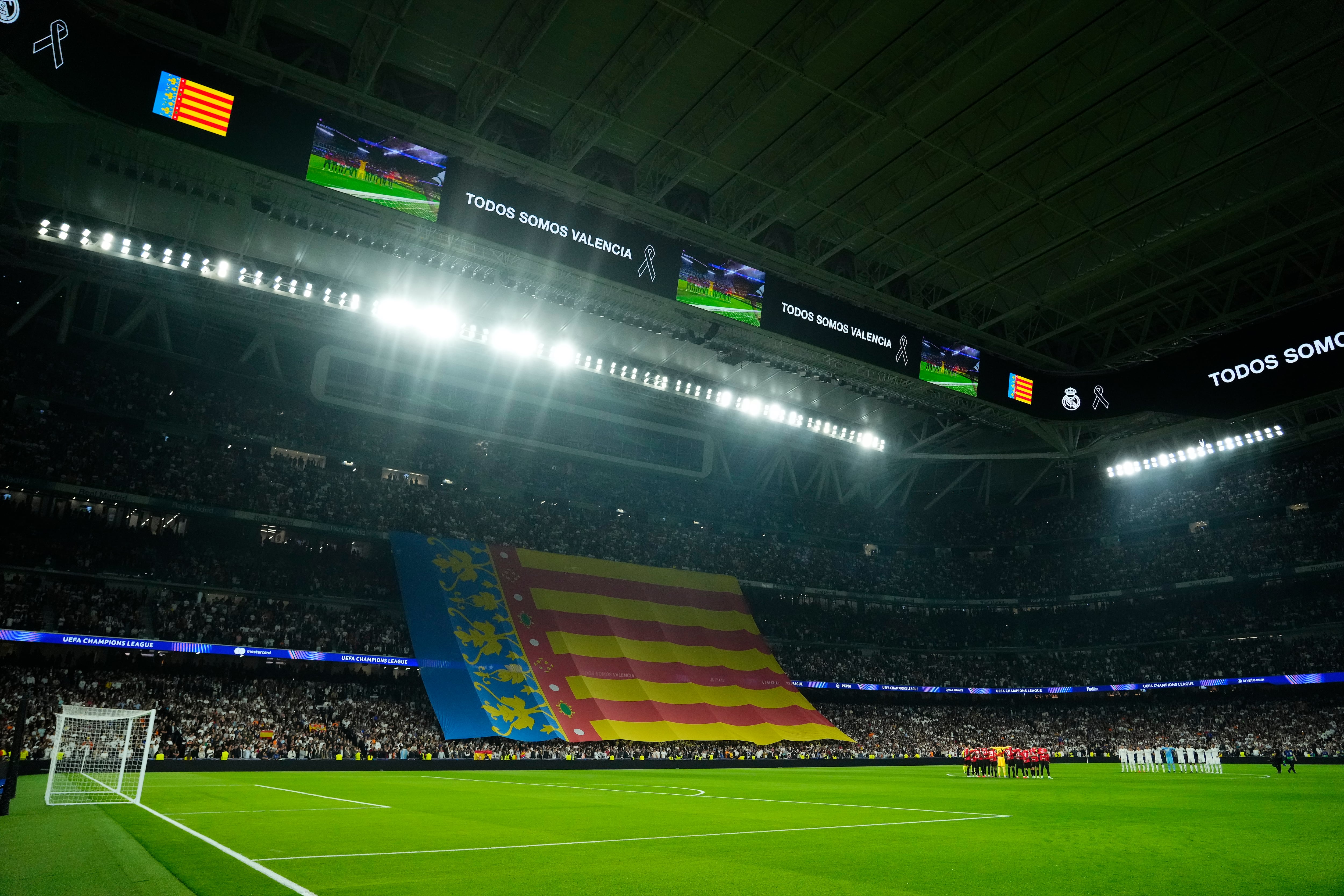 Homenaje a las víctimas de la DANA en el Santiago Bernabéu