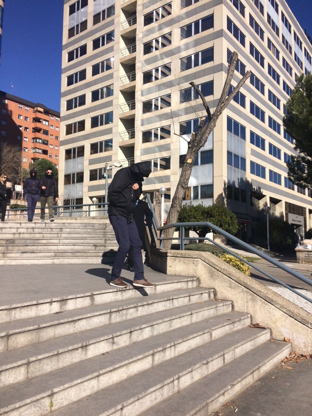 Los acusados salen de la Audiencia Provincial con la cara cubierta