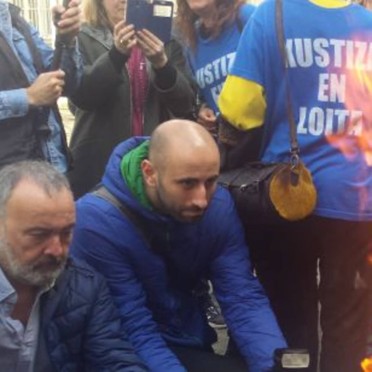 Queman las nóminas como símbolo de resistencia