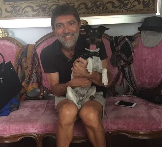 Rubén Soriano junto a su perro Mylo.