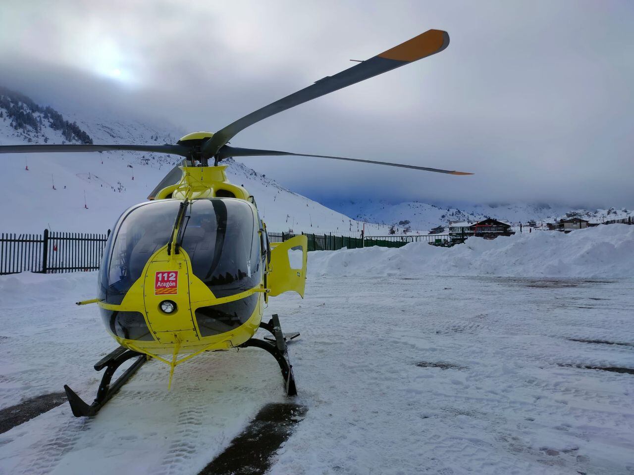 El helicóptero del 112 en la base de la estación de Candanchú este jueves