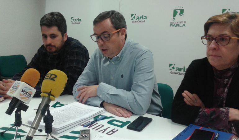 IUCM pide el apoyo a PSOE y Cambiemos Parla su apoyo para una moción de censura.