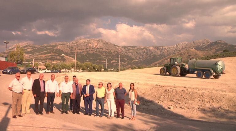 El consejero de agricultura, Rodrigo Sánchez Haro en su visita a los terrenos donde se llevaran a cabo las obras de la cooperativa de Cazorla 