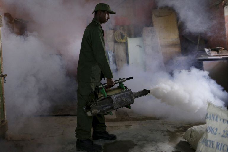 Un soldado cubano fumiga el interior de una casa en La Habana como medida preventiva contra los mosquitos cuya picadura transmite el virus del Zika.