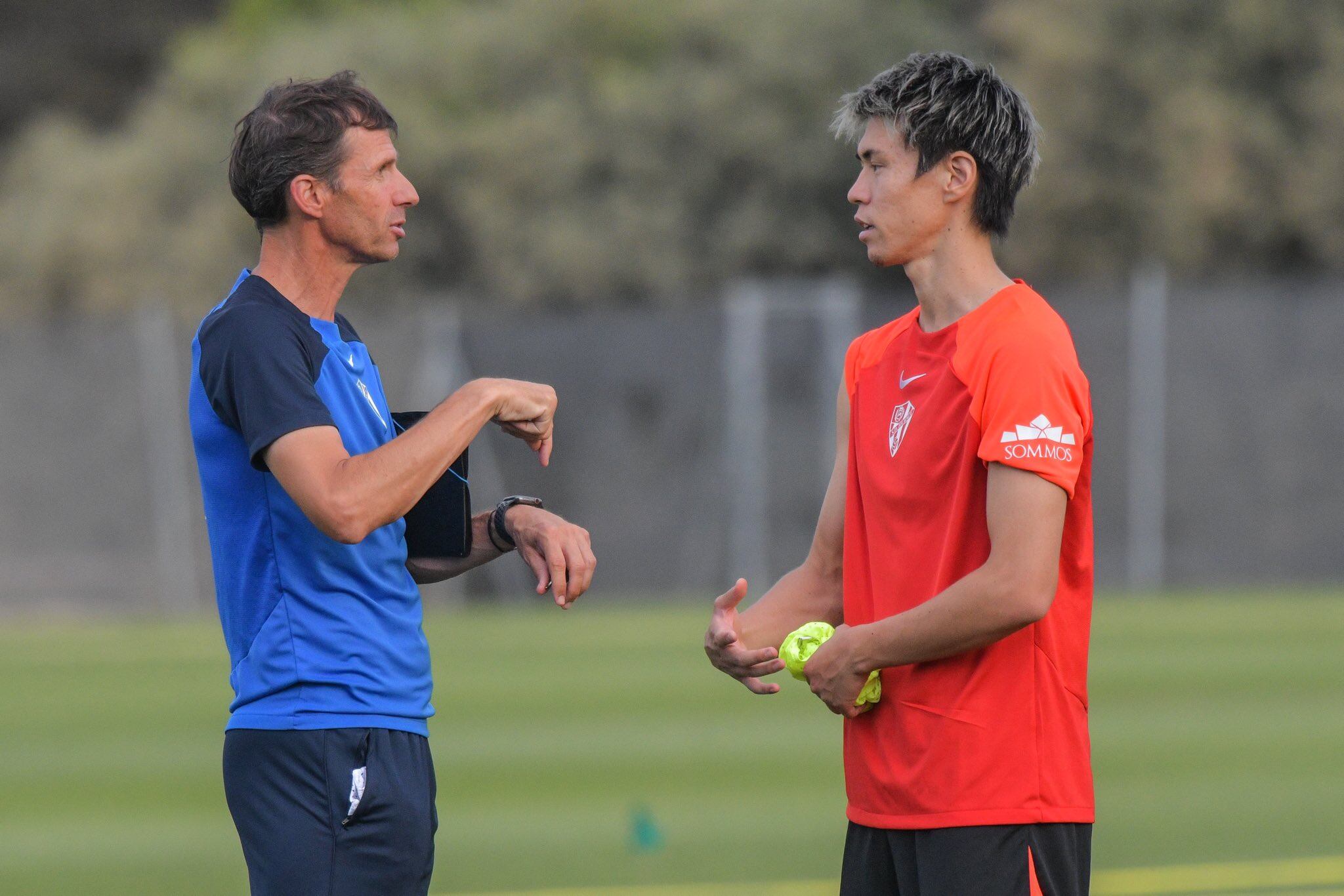 Ziganda habla con Hasimoto durante un entrenamiento de la SD Huesca