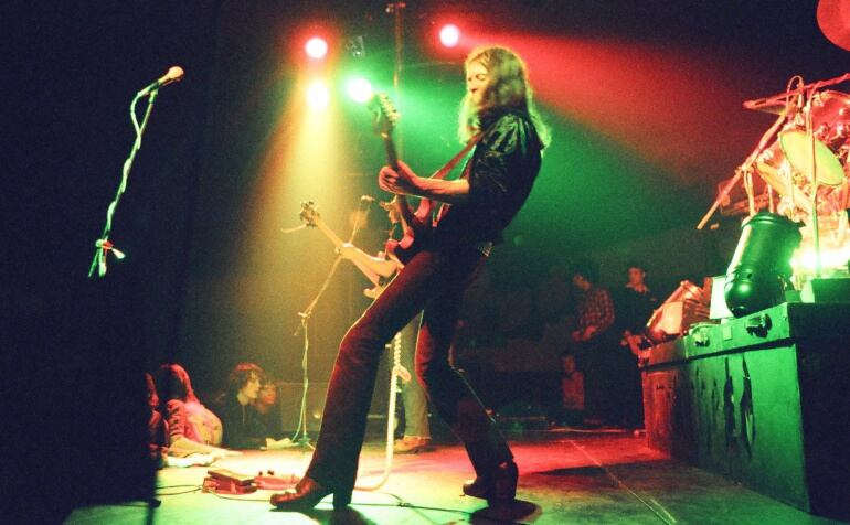 El guitarrista británico Eddie Clarke durante una actuación con la banda