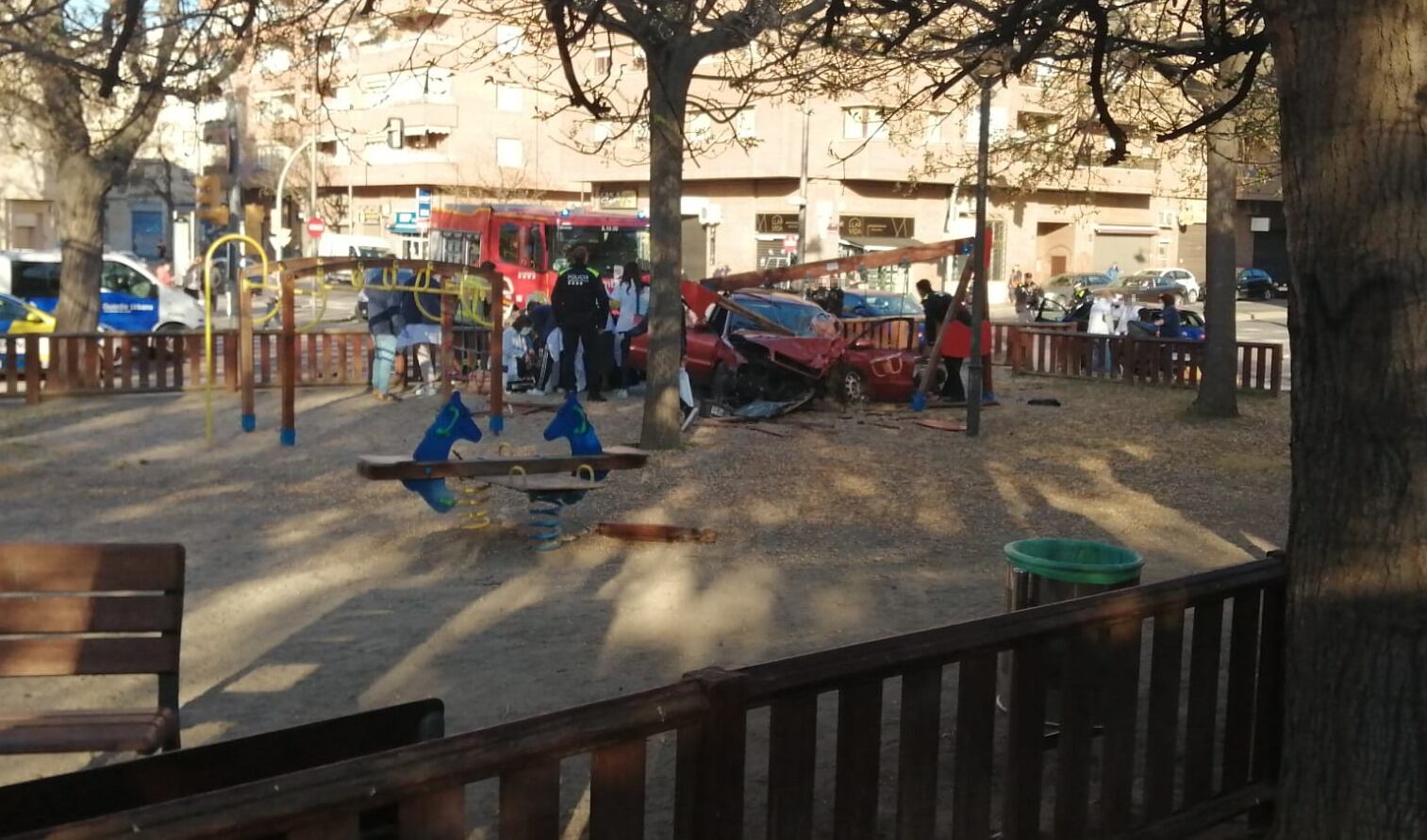 Des del CAP de Balàfia s'ha pogut observar com ha quedat el vehicle que fugia de la policia un cop ha xocat amb un altre i ha quedat entaforat als gronxadors de l'Avinguda Rosa Parks. FOTO: RÀDIO LLEIDA