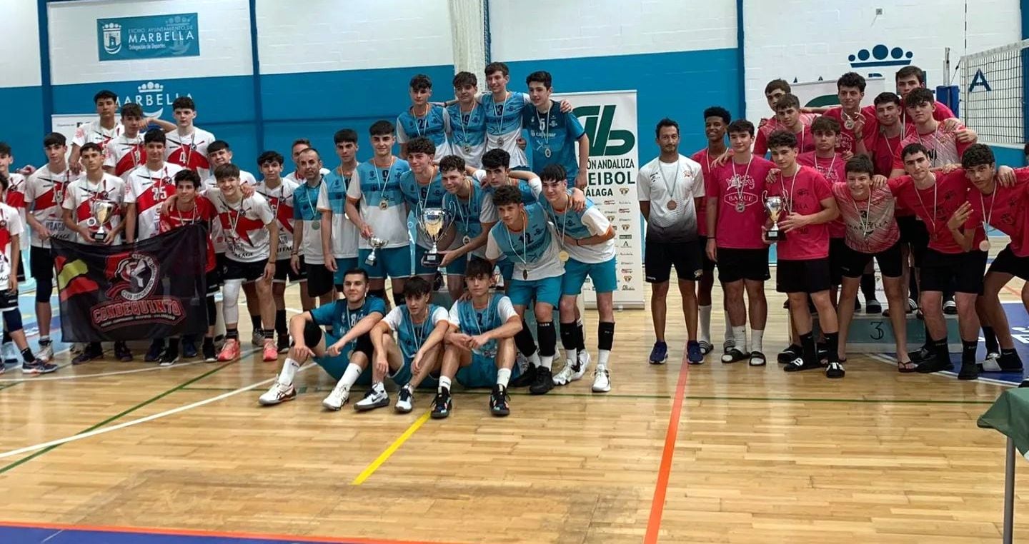 Los cadetes del Mintonette en el centro del podio andaluz.