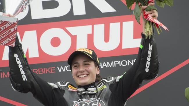 Ana Carrasco celebra la última victoria que le dio el título del Mundial