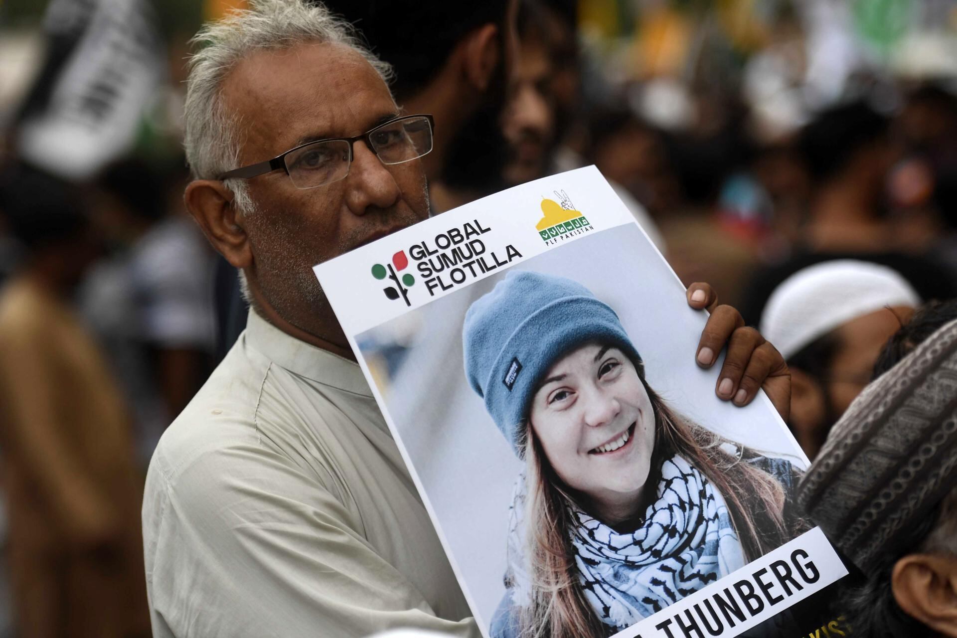 Un hombre con una foto de la activista climática sueca y activista de la Flotilla Global Sumud (GSF) Greta Thunberg mientras participa en una protesta en apoyo del pueblo palestino en Karachi, Pakistán.