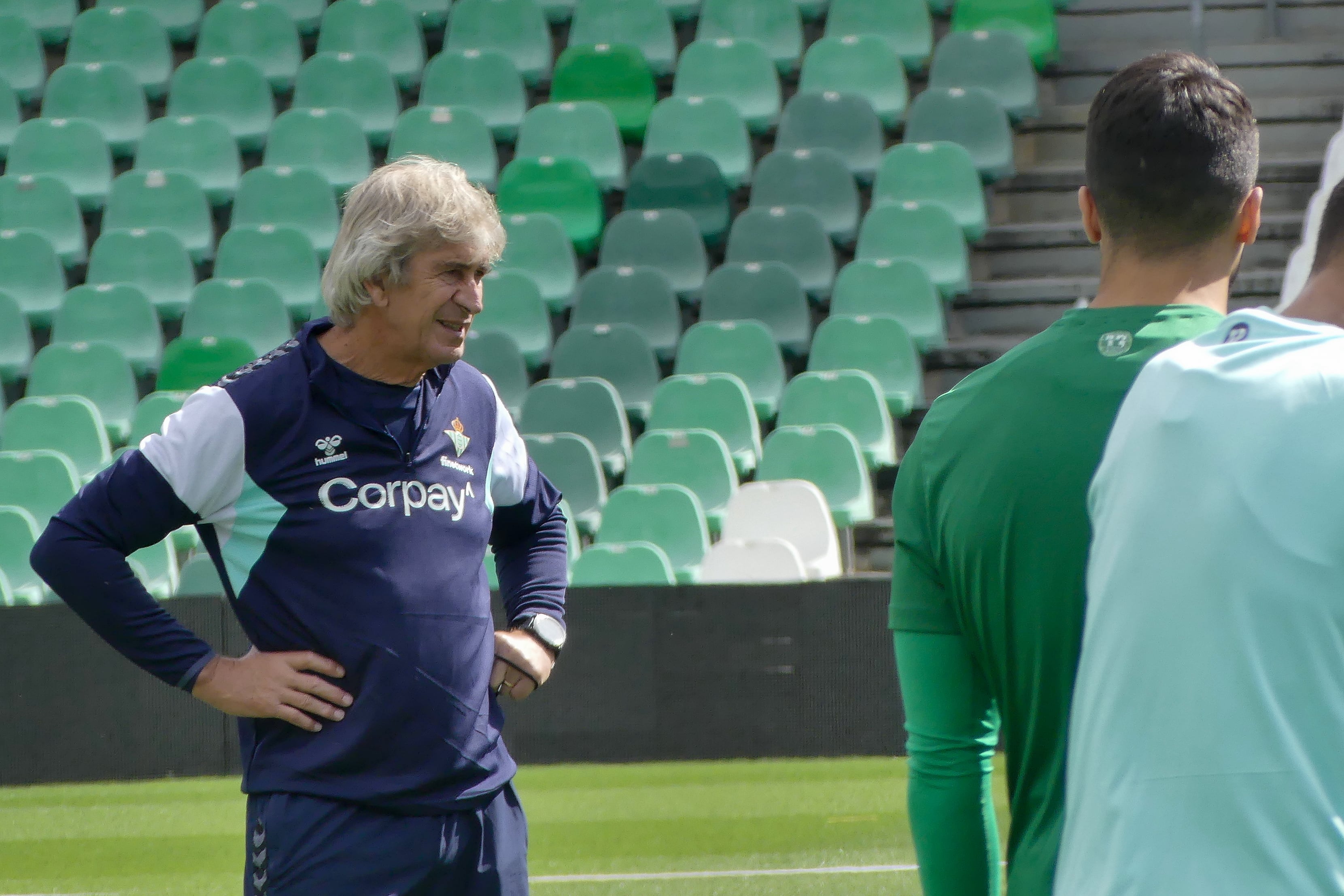 SEVILLA, 27/04/2024.- El entrenador chileno del Betis Mauel Pellegrini durante el entrenamiento de este sábado, previo al partido de mañana frente al Sevilla.EFE/ David Arjona
