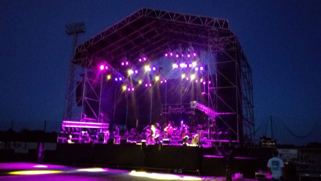 L'escenari per encabir més de 100 persones al concert d'aquesta nit s'ha portat especialment des de la Península.