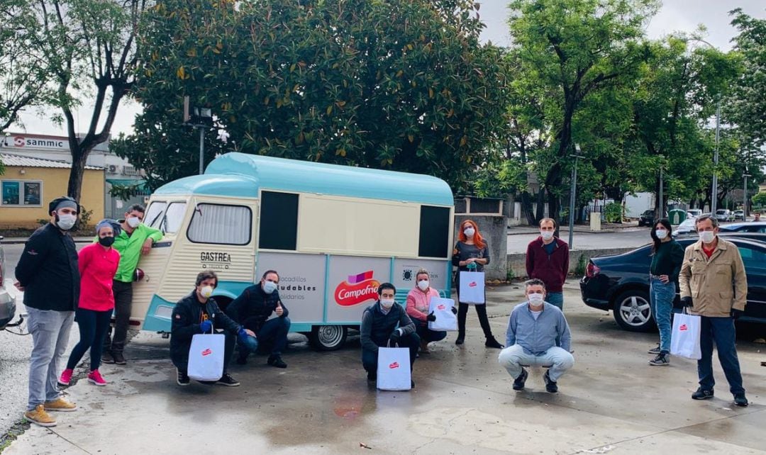 Equipo de voluntarios para el reparto de los &#039;Bocadillos Saludables Solidarios&#039;