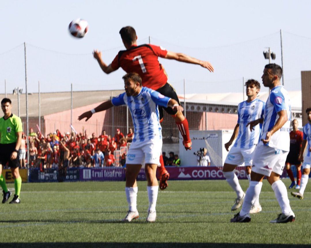 Dos jugadores pugnan por un balón durante el partido de vuelta