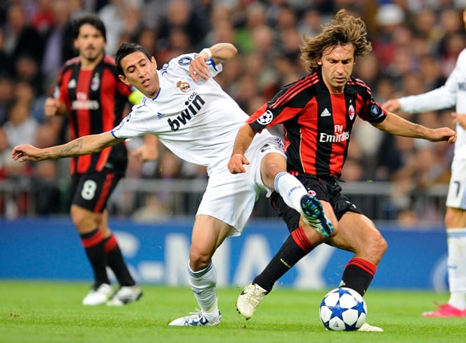 Andrea Pirlo lucha el balón contra Di María en el partido de Champions entre el Real Madrid y el AC Milan