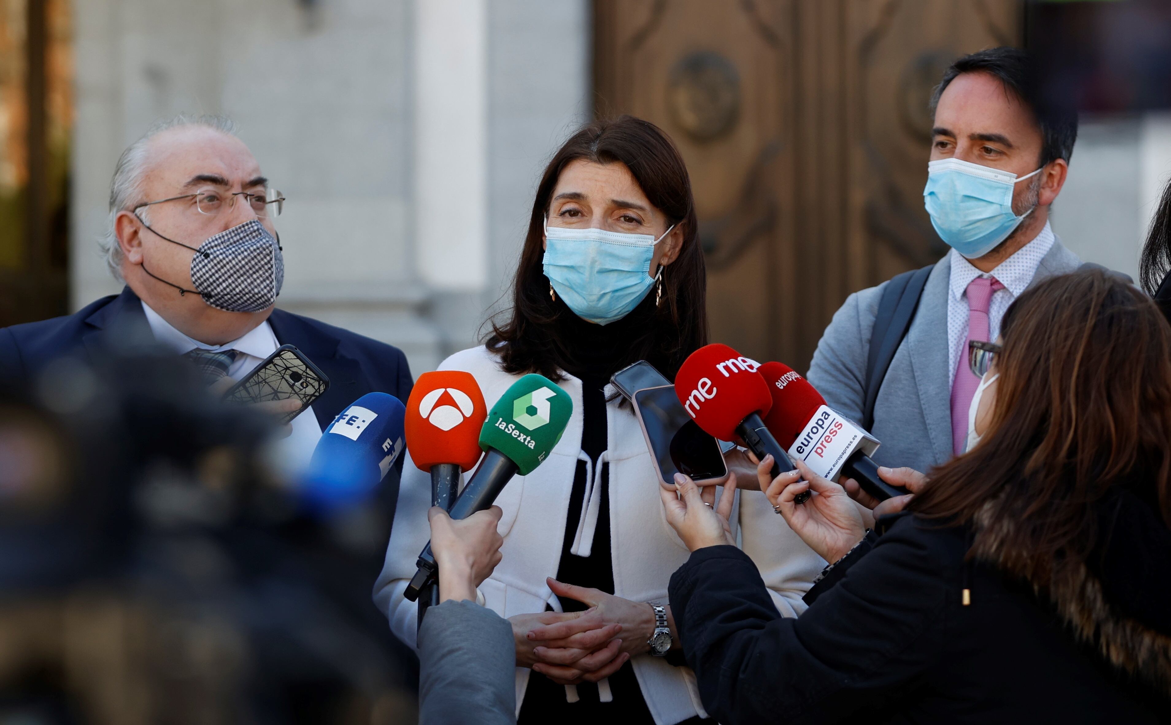 MADRID, 22/02/2022.- La ministra de Justicia, Pilar Llop, atiende a los medios tras la reunión mantenida este martes con la Sala de Gobierno del Supremo, para exponer los problemas del alto tribunal, con 12 vacantes existentes que no puede cubrir por la falta de renovación del CGPJ. EFE/Mariscal
