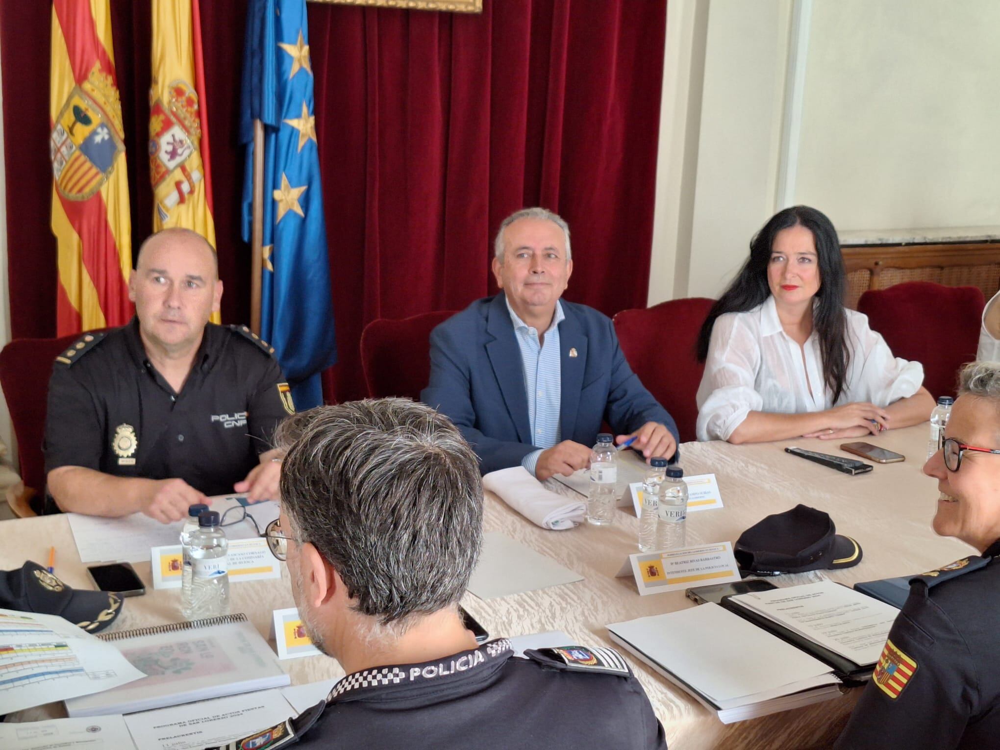 Junta Local de Seguridad en la Subdelegación del Gobierno. De derecha a izquierda: Lorena Orduna, alcaldesa de Huesca; Carlos Campo, subdelegado del Gobierno en Huesca; y Luis Fernando Ascaso, jefe de la Comisaría Provincial de Huesca