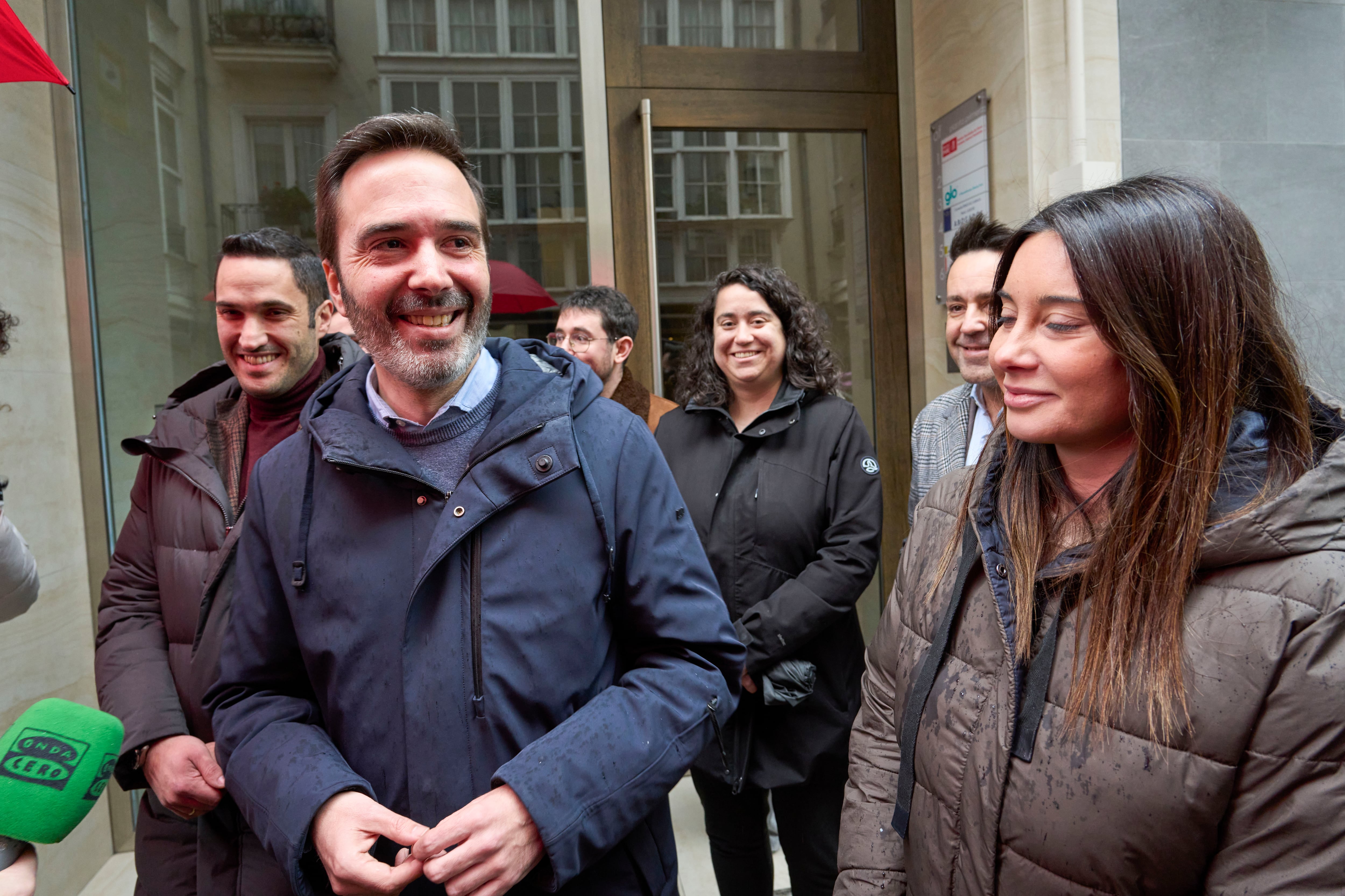 GRAFCAV3338. VITORIA, 07/02/2025.- El consejero de Turismo, Comercio y Consumo del Gobierno Vasco, Javier Hurtado, (i) ha presentado este viernes su candidatura a la Secretaría General del PSE-EE en Álava.Hurtado ha comparecido ante los medios de comunicación después de que la actual secretaria general de los socialistas alaveses, Cristina González, anunciara este jueves que no optará a la reelección en su cargo, en el que ha estado once años.EFE/ ADRIÁN RUIZ HIERRO
