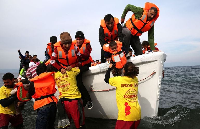 El rescate de la barcaza que pretendía llegar a Lesbos. 