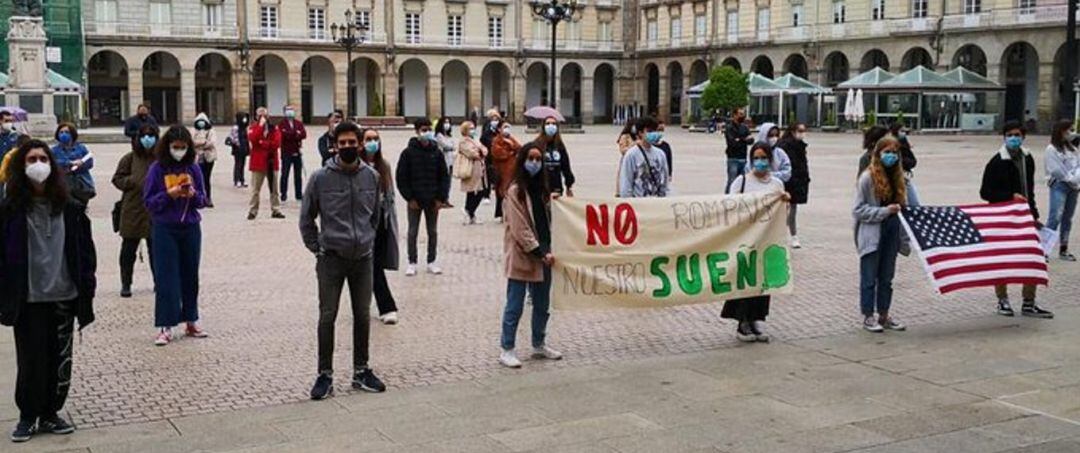 Beneficiarios del programa Becas USA en A Coruña protestan por su cancelación frente al Ayuntamiento