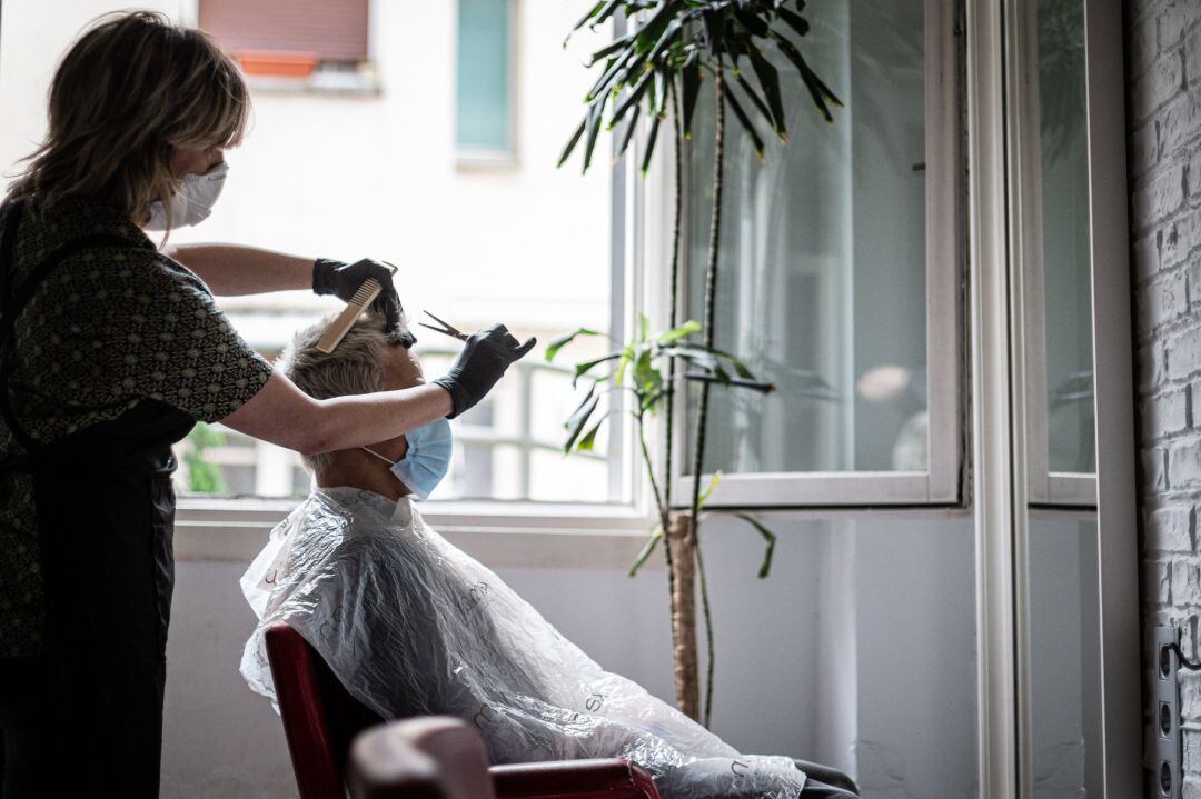 Una mujer corta el pelo en una peluquería