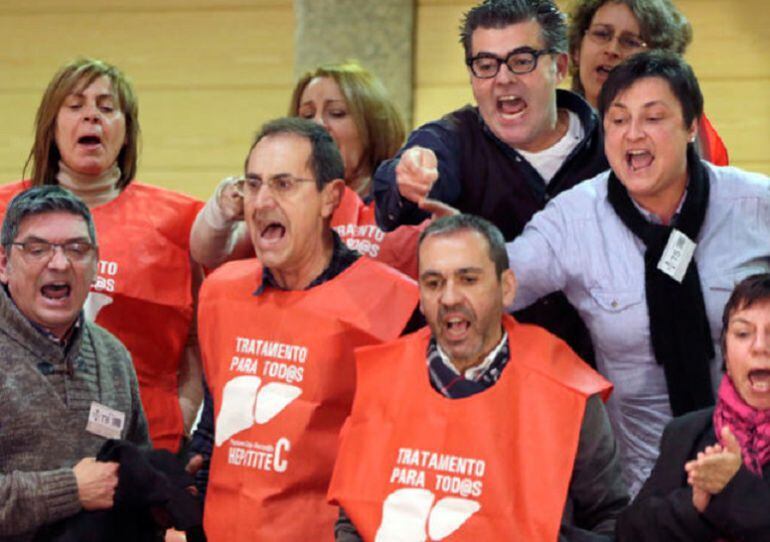 Afectados por la hepatitis C protestan en el Parlamento de Galicia