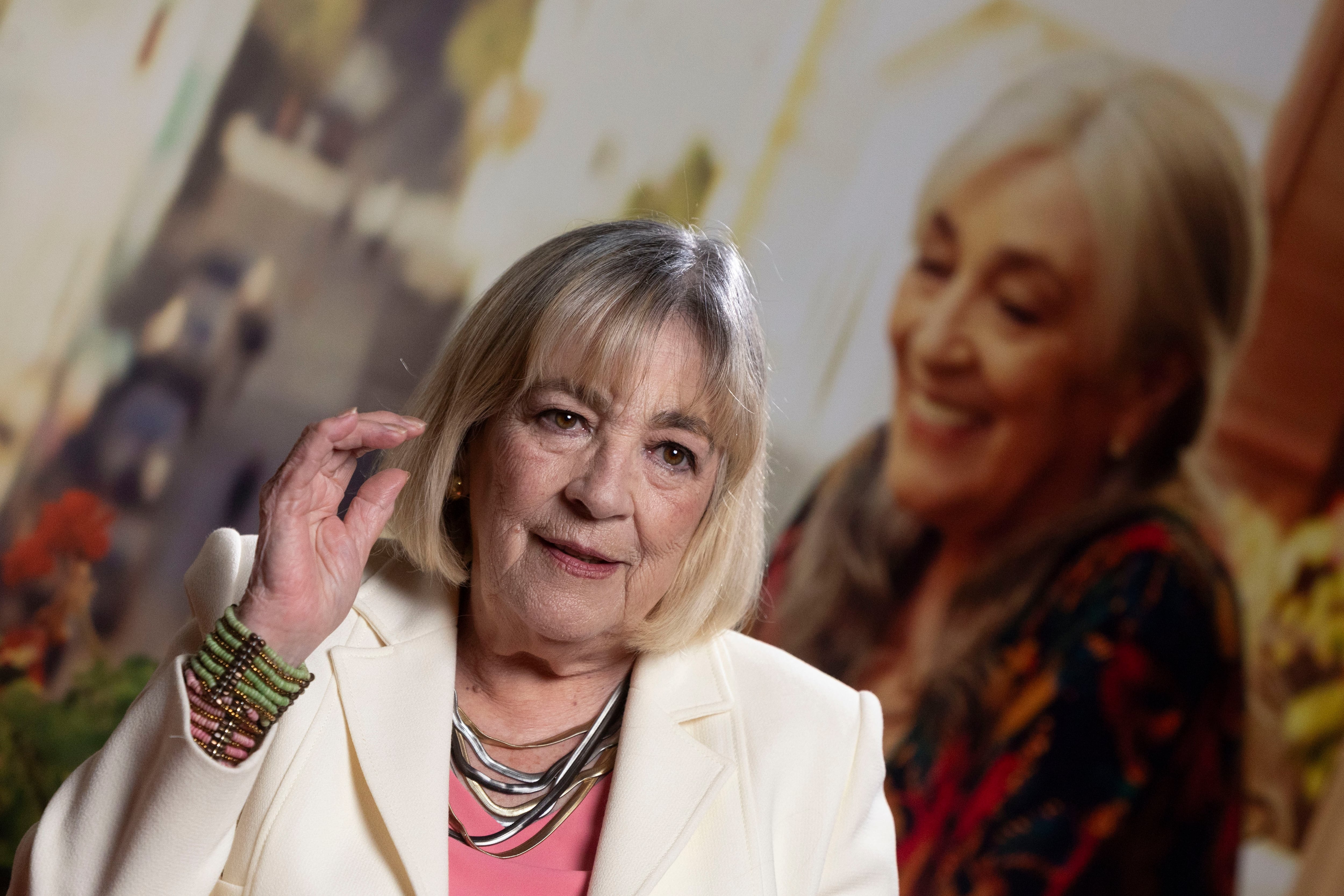 MADRID, 30/03/2026.-Carmen Maura vuelve a brillar en 'Calle Málaga', una hermosa y delicada película dirigida con pulso por la marroquí Maryan Touzani, quien consigue hacer "completamente creíble" que la actriz de 80 años se "tire a un señor". "Y eso no era fácil, porque somos los dos mayores", ha subrayado a EFE. La película, que se estrena este 1 de abril en cines tras abrir el pasado Festival de Málaga y representar para los Óscar a Marruecos, cuenta cómo la vida apacible de María Ángeles, una mujer española nacida en Tánger, se ve gravemente alterada por los problemas económicos y personales de su hija, interpretada por Marta Etura ('Celda 211').-EFE/Sergio Pérez